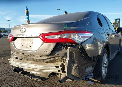 2018 Toyota Camry Le z USA, uszkodzony, nr VIN 4T1B11HK9JU613869